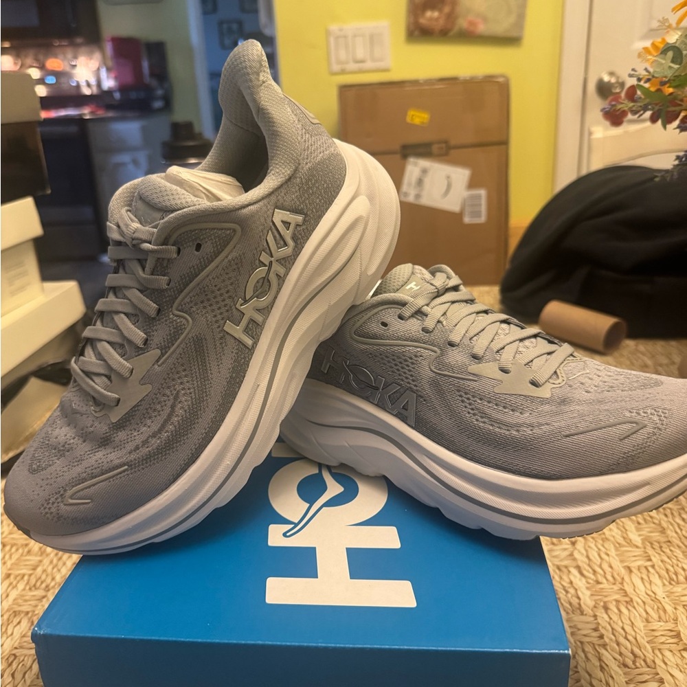 Hoka Clifton 10 wide sz 7.5 women new in box